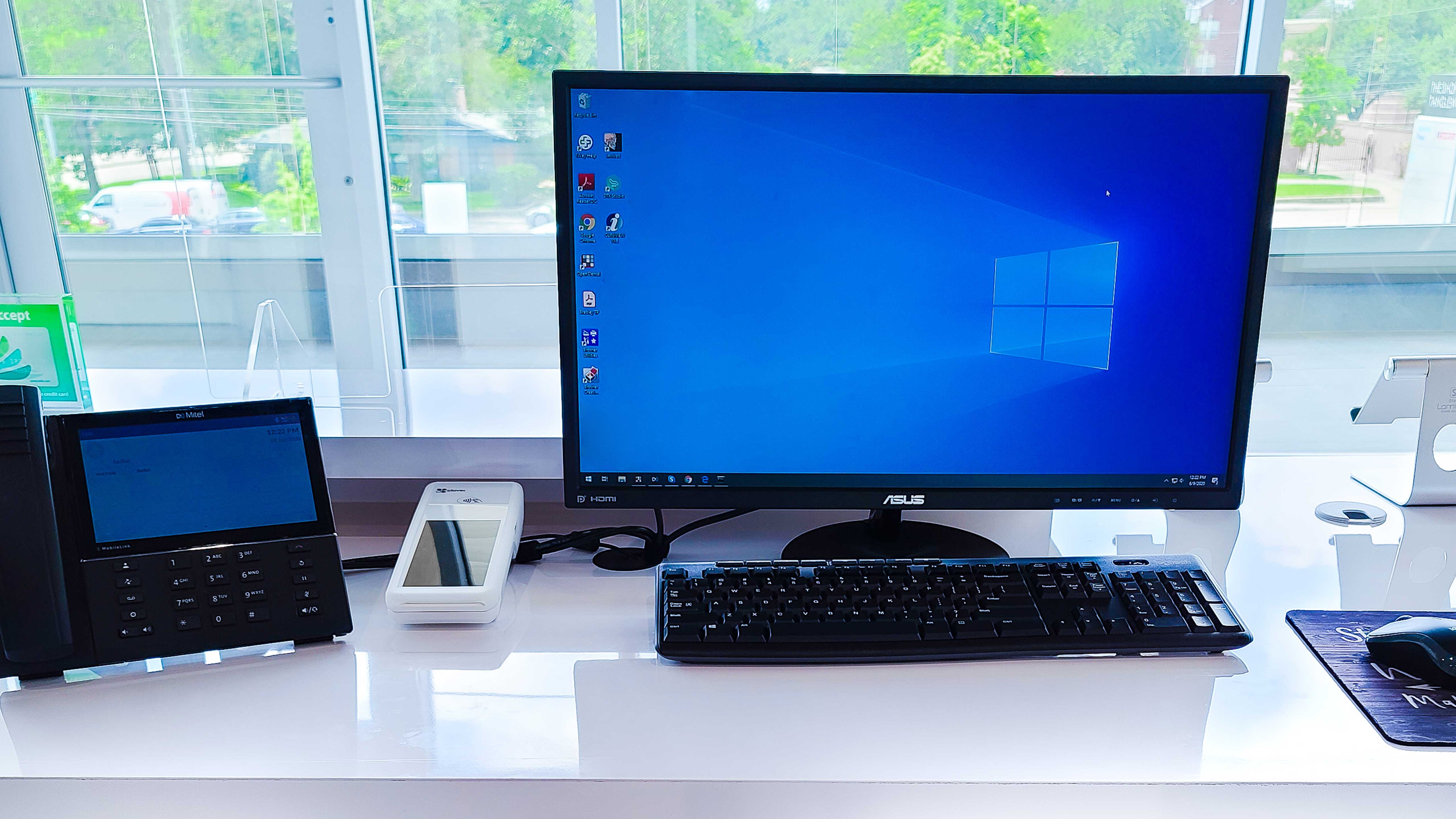 An image of an office setup.